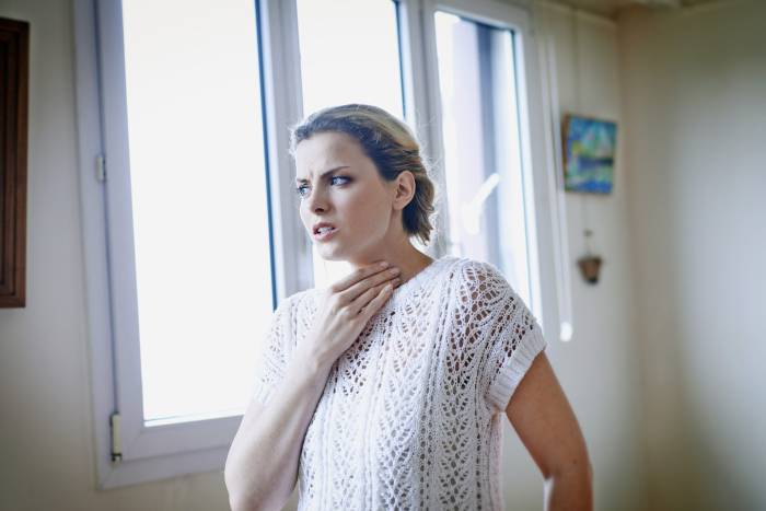 Неприятные ощущения в горле: дискомфорт. причины и лечение