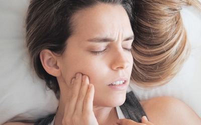 болит зуб когда лежу
