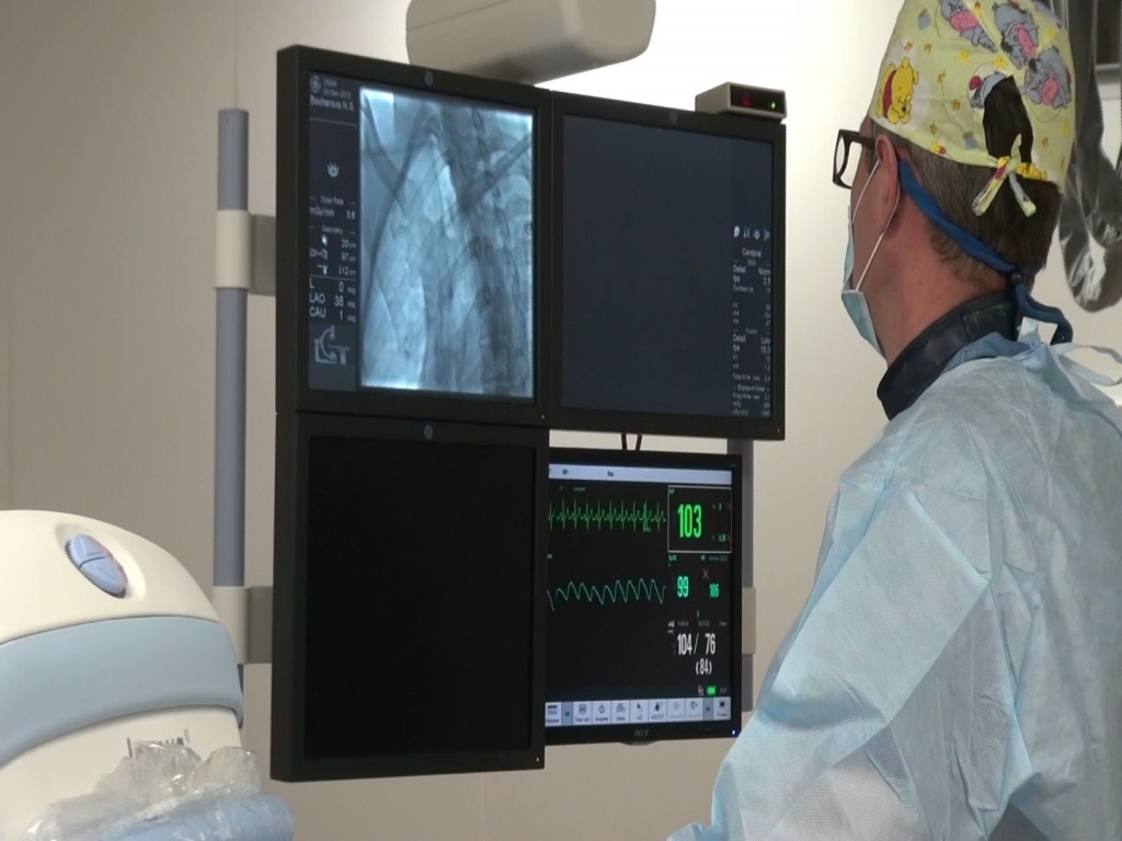 Рентгенографическое оборудование, позволяющее следить за процессом стенирования сонных артерий