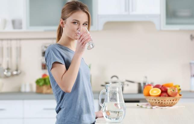 Восемь стаканов воды ежедневно - медицинский миф?