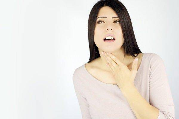 Першит в горле и хочется кашлять – причины и лечение